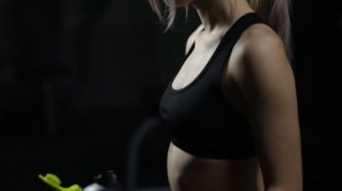 Spor salonunda formda sarışın