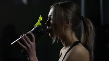 Spor salonunda formda sarışın