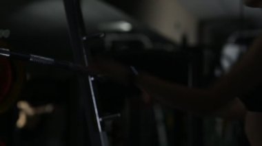 Spor salonunda formda sarışın