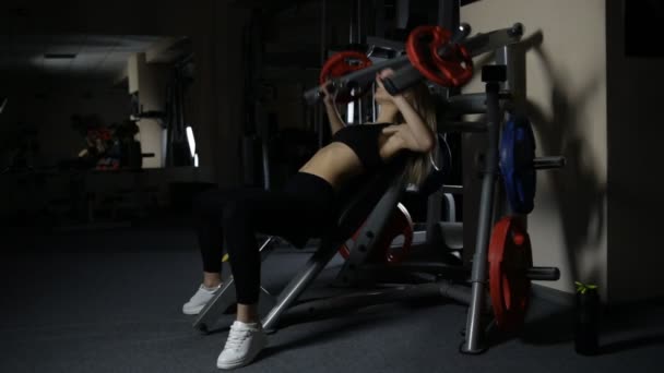 Spor salonunda formda sarışın — Stok video