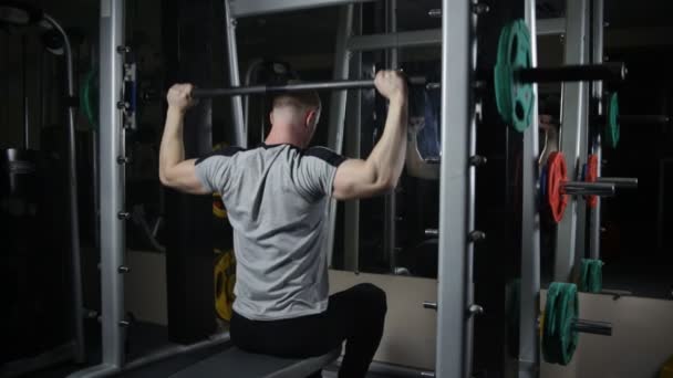 Tipo en forma en el gimnasio — Vídeo de stock