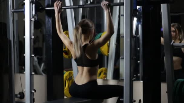 Fit blond en salle de gym — Video