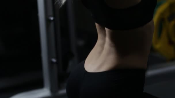 Fit blond en salle de gym — Video