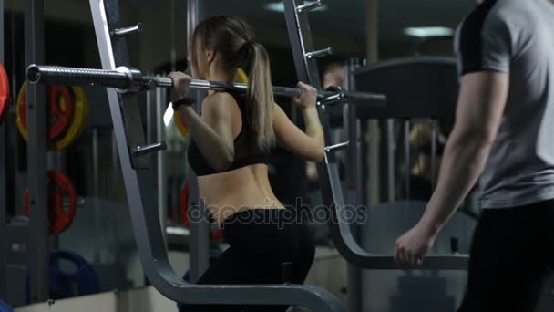 Fille dans la salle de gym avec entraîneur — Video