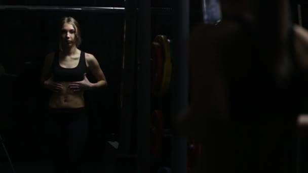Fitte junge Frau mit Bauch — Stockvideo