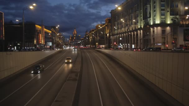 モスクワでの夜の交通 — ストック動画