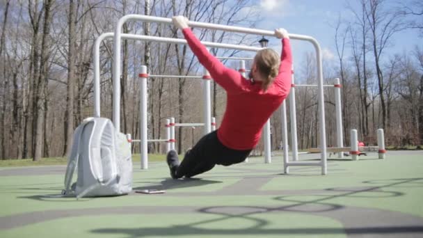 Sakallı adam egzersiz — Stok video