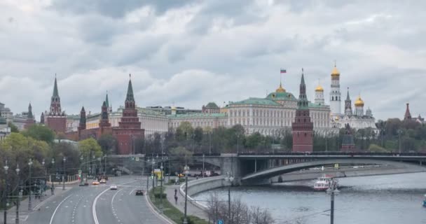 Stormachtige hemel boven het Kremlin — Stockvideo