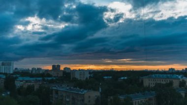 Şehirde günbatımı