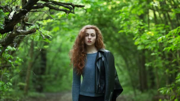 Mujer joven en el bosque de primavera — Vídeo de stock