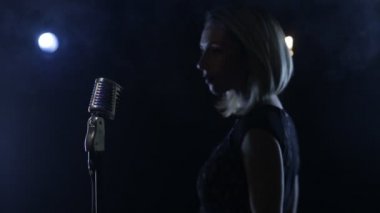 Şarkıcı mikrofon ile