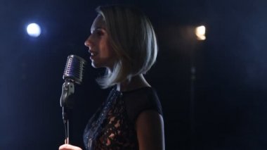 Şarkıcı mikrofon ile