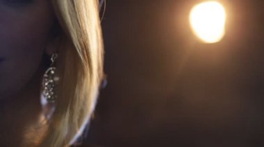 Sahne Alanı'nda şarkıcı