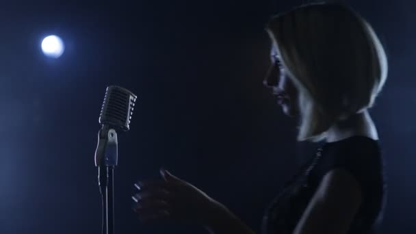 Τραγουδίστρια με mic — Αρχείο Βίντεο