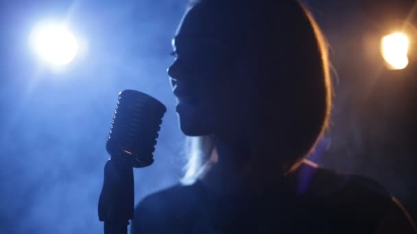 Cantora bonita com microfone — Vídeo de Stock