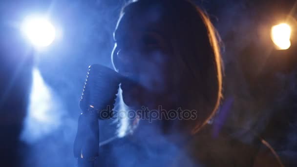 Pretty singer with mic — Stok Video