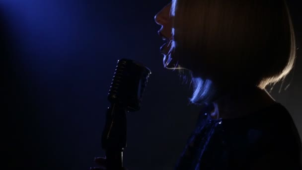 Singer woman with mic — Stock Video