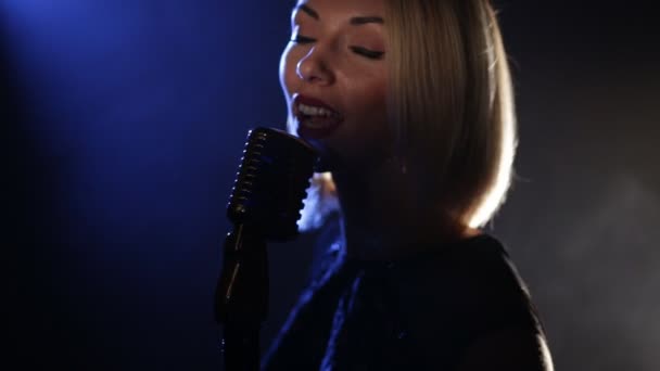 Mulher cantora com microfone — Vídeo de Stock