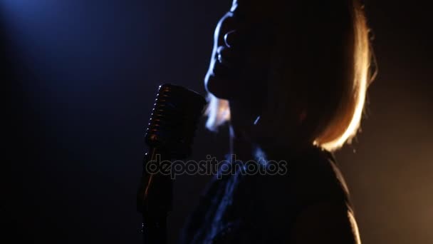 Singer woman with mic — Stock Video