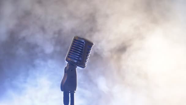 Micrófono en humo — Vídeo de stock