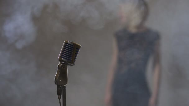 Певица с микрофоном — стоковое видео