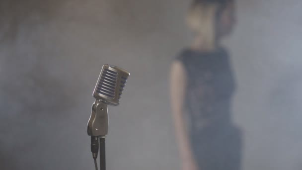 Piosenkarka kobieta z mic — Wideo stockowe