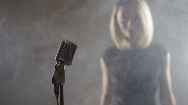 Mikrofon ile şarkıcı kadın — Stok video
