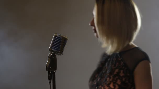 Singer woman with mic — Stock Video