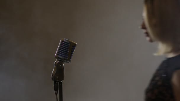 Γυναίκα τραγουδίστρια με mic — Αρχείο Βίντεο