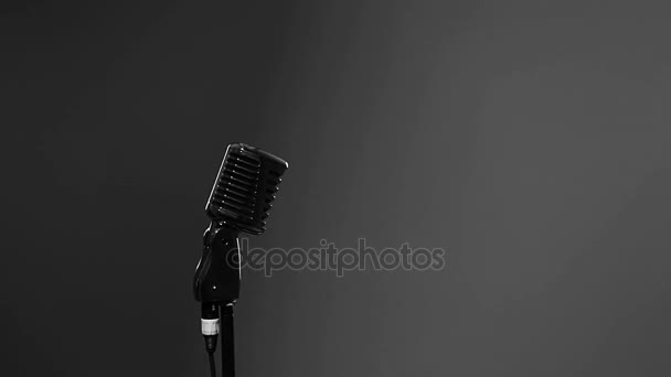 Женщина певица и микрофон — стоковое видео