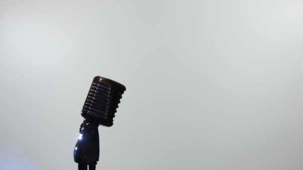 Mujer y micrófono — Vídeo de stock