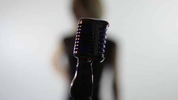Женщина и микрофон — стоковое видео