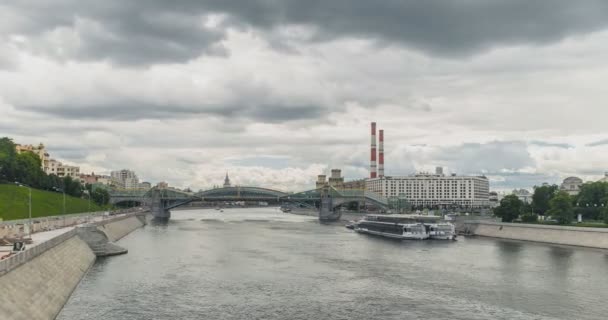 Moskauer Fluss mit Brücke — Stockvideo
