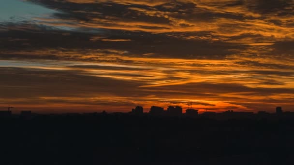 Nascer do sol urbano épico — Vídeo de Stock