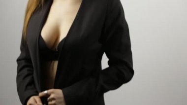 Genç kadın ceket ve undearwear