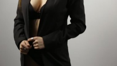 Genç kadın ceket ve undearwear