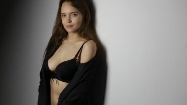 Genç kadın ceket ve undearwear