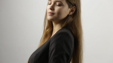 genç kadın ceket ve iç giyim