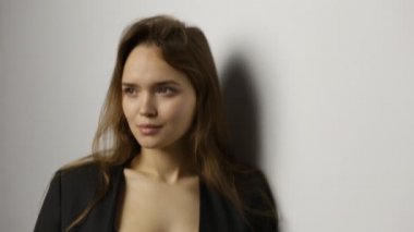 genç kadın ceket ve iç giyim