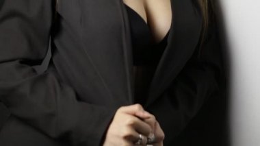 genç kadın ceket ve iç giyim