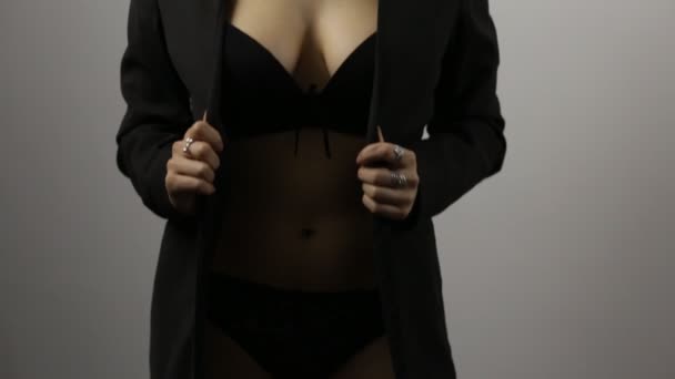 Ung kvinna i jacka och underkläder — Stockvideo