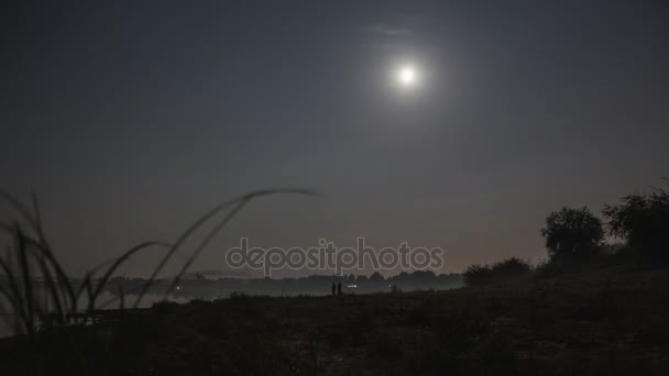 Notte nebbiosa al fiume, time lapse — Video Stock