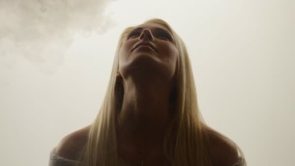 Mujer joven en las nubes de humo — Vídeo de stock