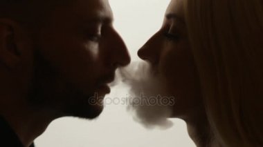 Adam kadına duman öpmüş