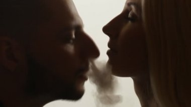 Adam kadına duman öpmüş