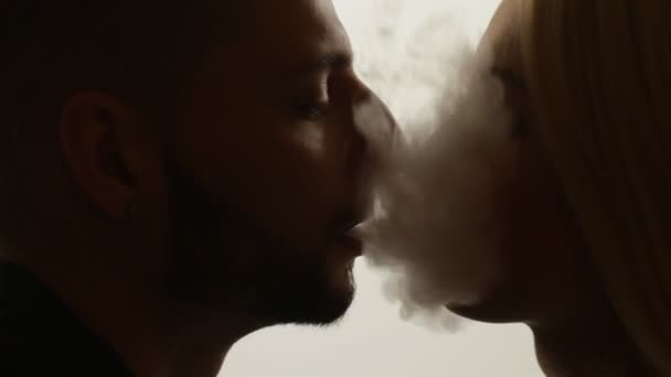 Мужчина целует женщину дымом — стоковое видео