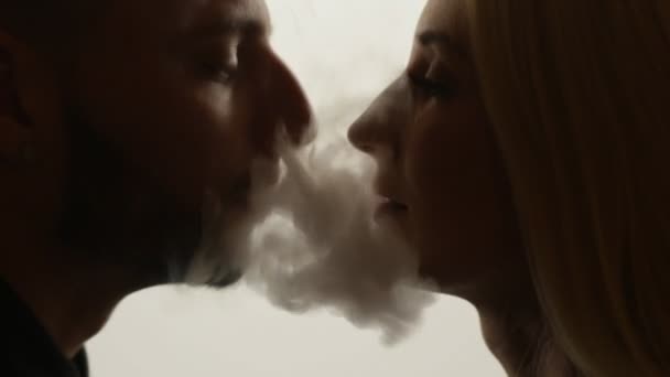 Man gives smoke kiss to woman — Stock Video