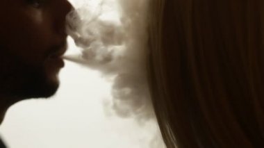 Adam kadına duman öpmüş