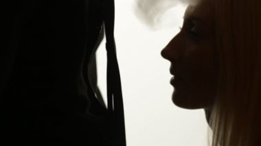 Adam kadına duman öpmüş