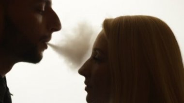Adam kadına duman öpmüş